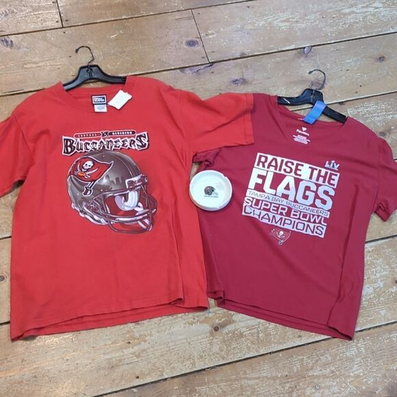 Tampa Bay Buccaneers fan, 2 tees, hat, coin tray bundle! - Picture 2 of 10